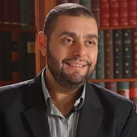صورة المؤلف أيمن العتوم