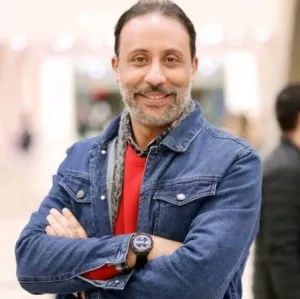 صورة المؤلف عمرو مرزوق
