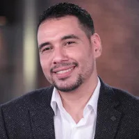 صورة المؤلف عماد رشاد عثمان